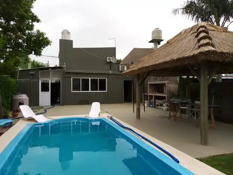 Casa en venta - 4 Dormitorios 2 Baño - 400mts2 - La Plata