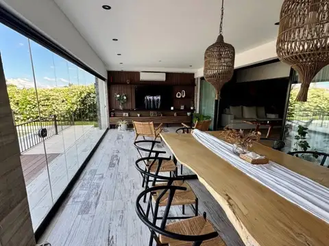 Casa 8 ambientes con 5 baños