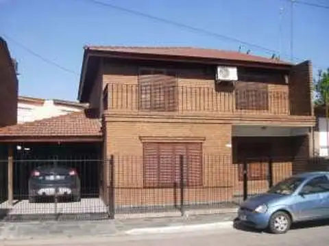 Casa  + 2 Deptos en Venta