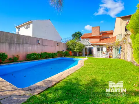 Casa en venta Martinez 5 ambientes con jardín y pileta.
