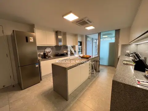 En venta Apartamento en Rincón del Indio - Punta del Este, Frente al Mar de 4 dormitorios.