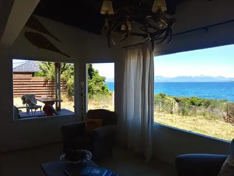Dina Huapi. Excelente y amplia vivienda sobre la costa del Lago Nahuel Huapi