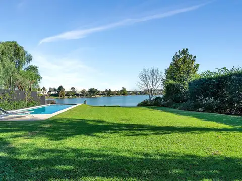 Casa en venta en Santa Bárbara, 4 dormitorios, a la laguna vista al espejo central y atardecer