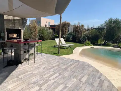 Casa en Alquiler Temporal en Pilar del Este - Santa Guadalupe, USD 3.500