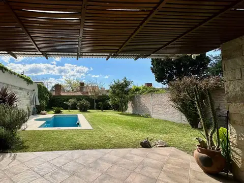 Casa 6 ambientes con 4 baños