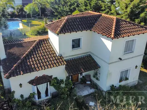 Casa 4 ambientes con 2 baños