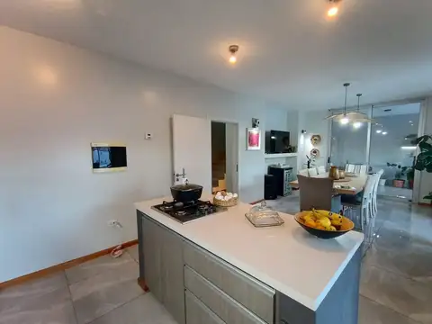 Casa 6 ambientes con 3 baños