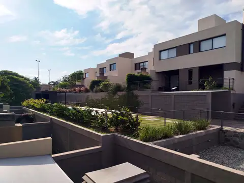 Dúplex 3 Dormitorios en Spazio Housing – Suite, Asador y Excelente Distribución