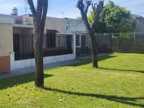 CASA 3 AMBIENTES CON PATIO Y COCHERA