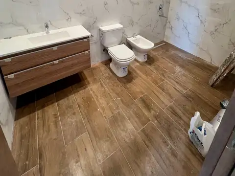 EXCELENTE CASA 4 AMB - 177 M2 CUBIERTOS - LOTE 724 M2 - CON GALERIA Y PISCINA