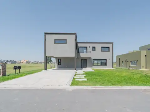 EXCELENTE CASA 4 AMB - 177 M2 CUBIERTOS - LOTE 724 M2 - CON GALERIA Y PISCINA