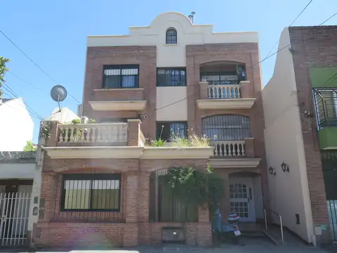 Encantador departamento  de un ambiente divisible  de 40 metros con patio, al frente, muy luminoso