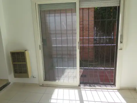 Encantador departamento  de un ambiente divisible  de 40 metros con patio, al frente, muy luminoso