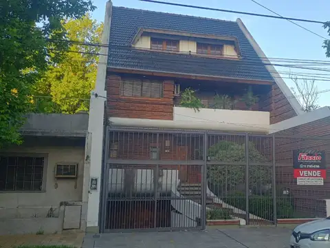 EXCELENTE CASA DE CATEGORIA DE 5 AMBIENTES CON GARAGE 5 AUTOS - PARQUE - PILETA - JACUZZI - QUINCHO -