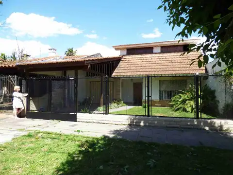 Casa 5 ambientes en venta Temperley amplio Jardín