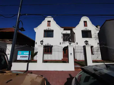 Casa de estilo colonial de 7 ambientes  reciclada a nuevo
