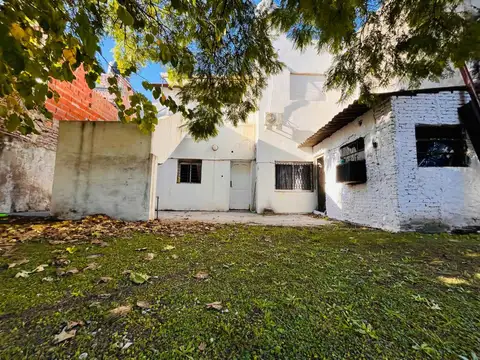 CASA EN LOTE PROPIO CON GRAN JARDÍN (A RECICLAR)