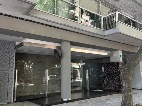 Depto 3 ambientes en semipiso al frente con cochera y baulera.Excelente estado