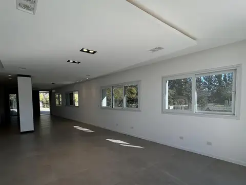 Casa en Alquiler con 2 cocheras