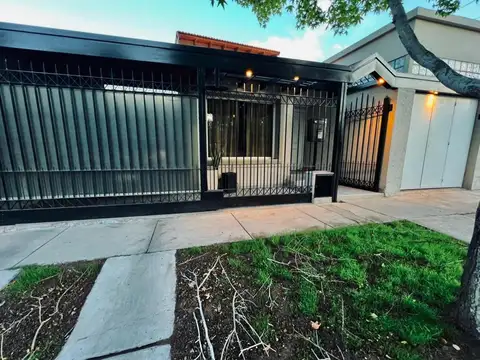 Casa en venta - 5 Dormitorios 2 Baños - Mendoza