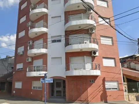 *MUY BUEN DEPTO. DE 2 AMB. AL FRENTE CON BALCÓN