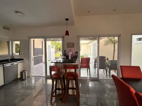 Casa en Venta con 3 cocheras