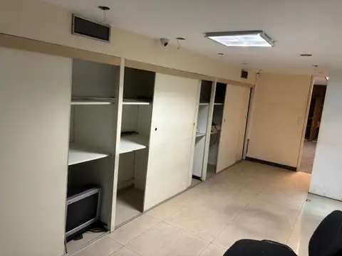 Espectacular Local 645m2. Incluye todo. Edificio con hall de entrada sobre Florida.Oficinas.