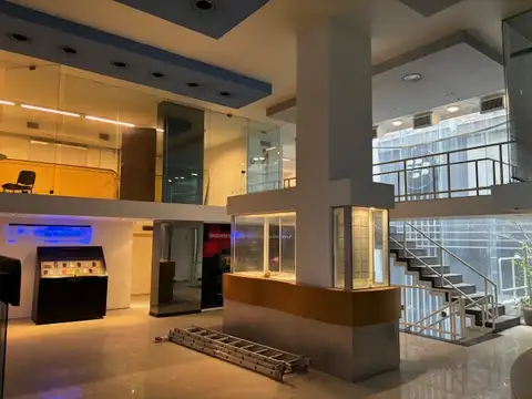 Espectacular Local 645m2. Incluye todo. Edificio con hall de entrada sobre Florida.Oficinas.