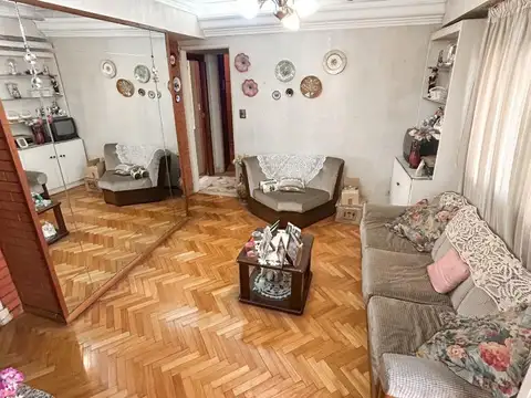 Depto. de 3 ambientes al frente con amplio balcón techado.