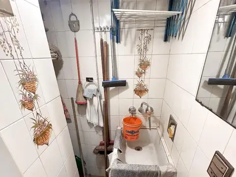 Depto. de 3 ambientes al frente con amplio balcón techado.