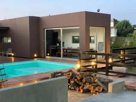 Casa 4 ambientes con 3 baños