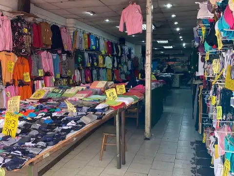 LOCAL S/AV RIVADAVIA CON VIVIENDA EN PLANTA ALTA