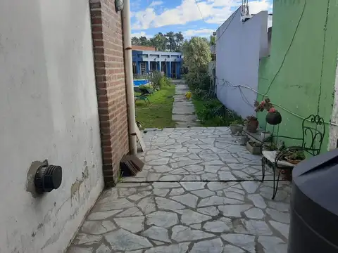 Casa 7 ambientes con 2 baños