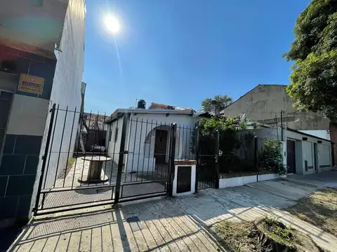 Casa en venta a refaccionar en Martinez