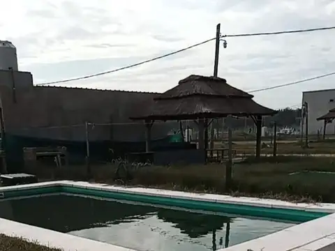 EXCELENTE CASA DE 3 AMBIENTES CON QUINCHO Y PISCINA.-