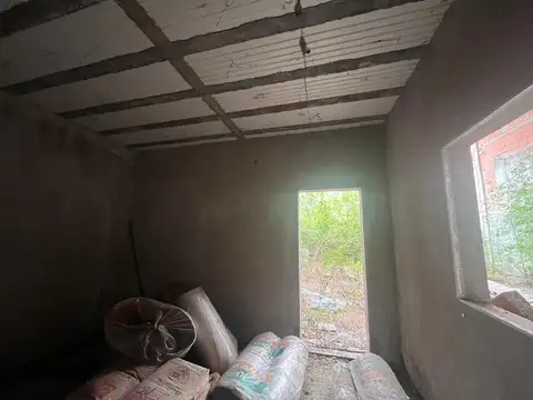 Amplio galpón Malvinas 1369