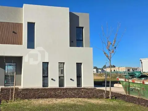 Casa  en Venta en Santa Lucia, Pilar del Este, Pilar