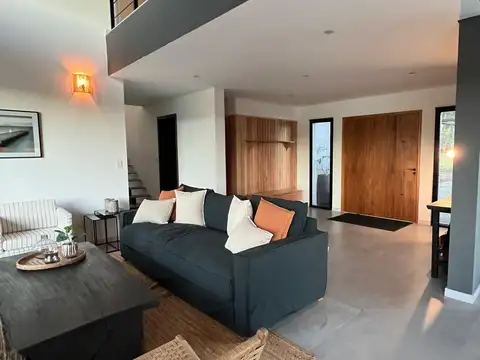 Casa en Alquiler con 2 cocheras