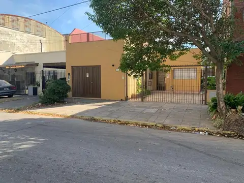 Casa reciclada, excelente acceso.