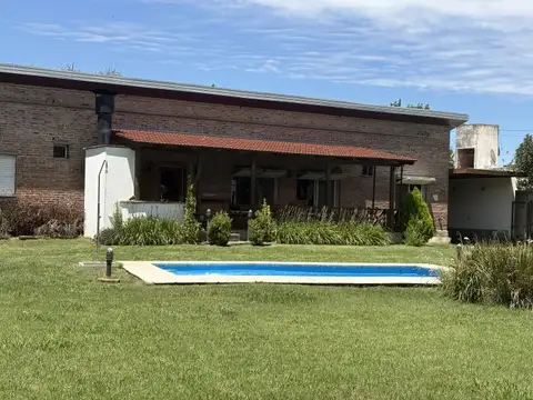 FUNES - CASA ESTILO CAMPESTRE-AMPLIO PARQUE -2 DORMITORIOS