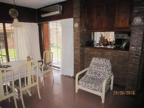 Chalet 4 ambientes con cochera, jardín y quincho