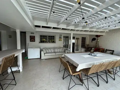 Excelente Casa con Pileta & Parque Frente al Mar