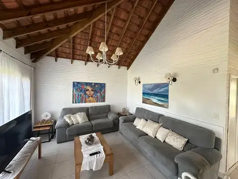 Casa 5 ambientes con 4 baños