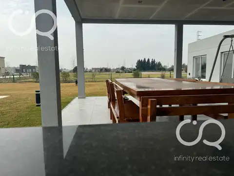 Casa en Alquiler con 3 cocheras