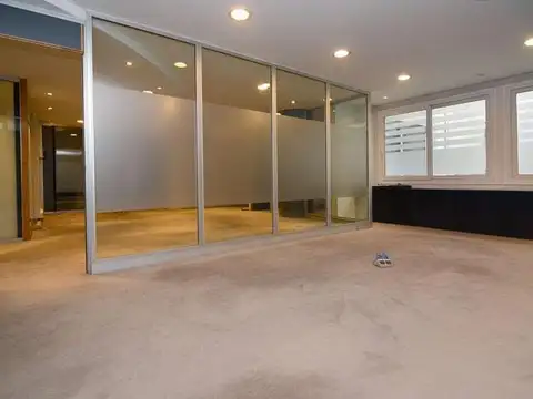 Oficinas de 370 m2 con renta, excelente estado, Recoleta, frente a Pza Vicente López.