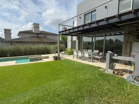 Casa 5 ambientes con 3 baños