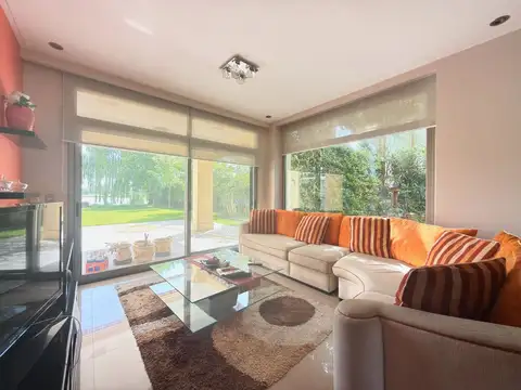 Casa en Venta con 3 cocheras