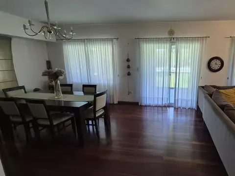 Casa en Alquiler con 3 cocheras