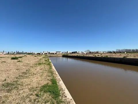 Lote al rio 720m2 en venta en el Barrio Náutico Villanueva