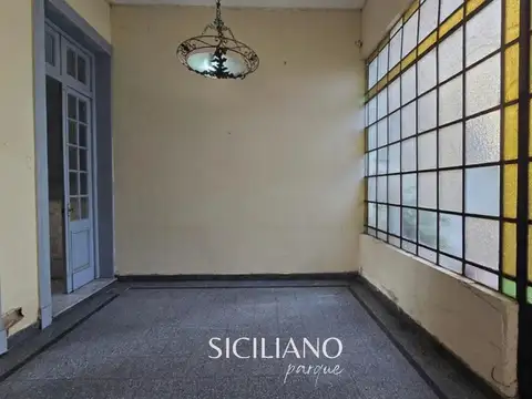 Casa 7 ambientes con 2 baños